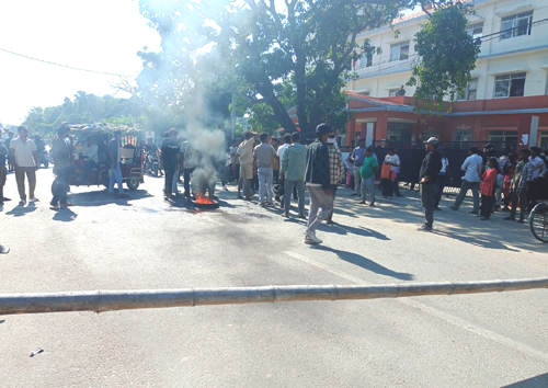 जेनजी समुहले लगाएको ताला प्रशासनले फुटाएपछी विरोध प्रर्दशन